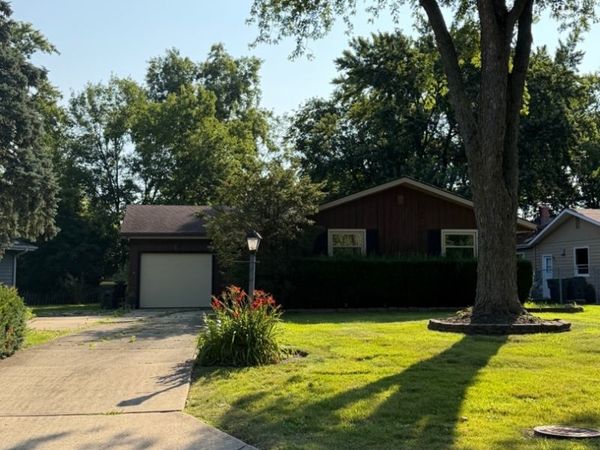 381 N Silverleaf Boulevard , Carol Stream, IL 60188