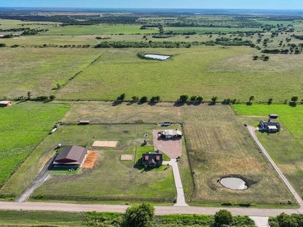 201 Private Road 107, Blum, TX 76627