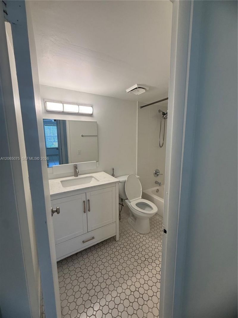 5201 NW 7th St , Unit 202, Miami, FL 33126 Photo