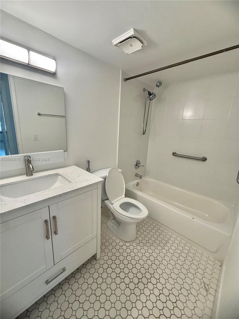 5201 NW 7th St , Unit 202, Miami, FL 33126 Photo