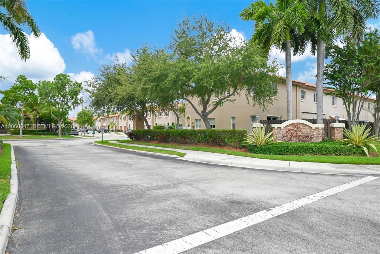 8885 SW 221st Ter, Cutler Bay, FL 33190 Photo