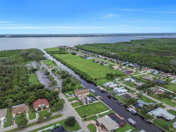 2328 SE 15 Terr , Cape Coral, FL 33990