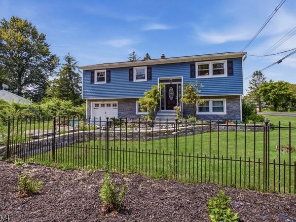 2 Scenic Dr, Green, NJ 07821