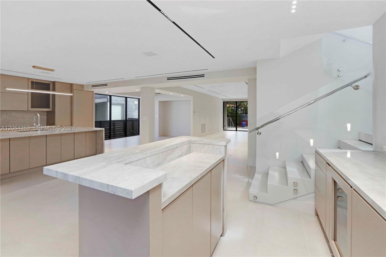 330 SW 19th Rd , Unit 1, Miami, FL 33129 Photo