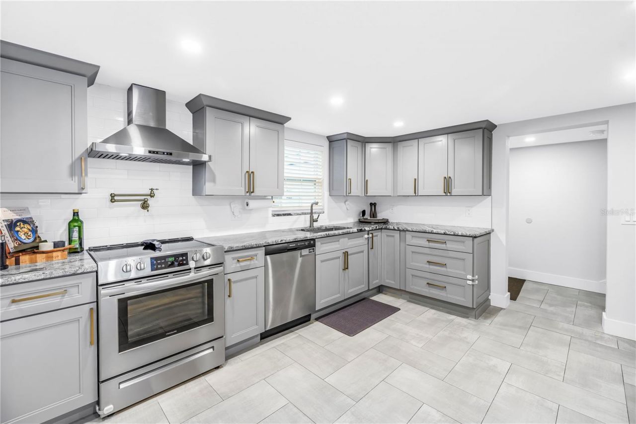 3935 Burlington Avenue N, Saint Petersburg, FL 33713 Photo