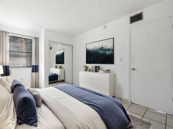 10050 NW 9th St Cir, Unit 203, Miami, FL 33172