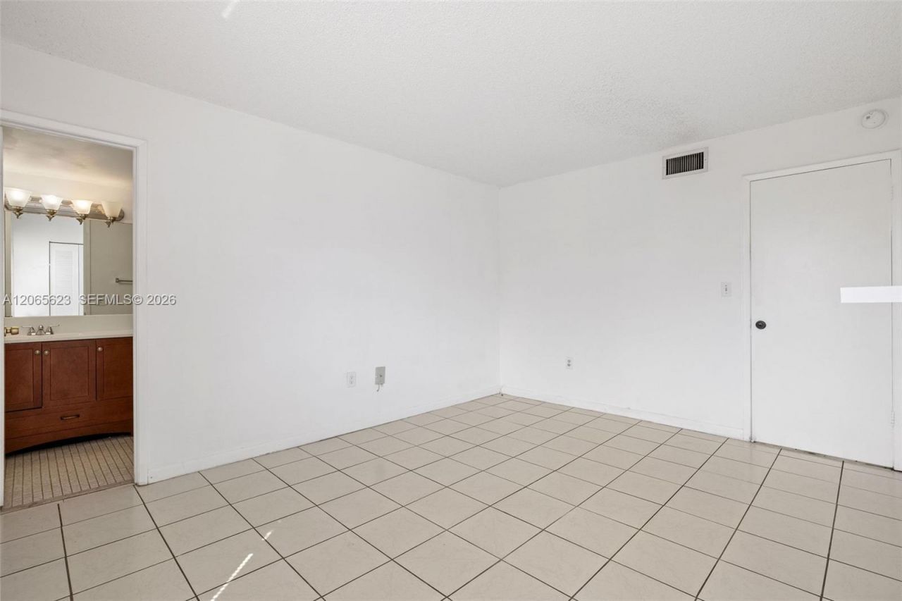 10050 NW 9th St Cir, Unit 203, Miami, FL 33172 Photo