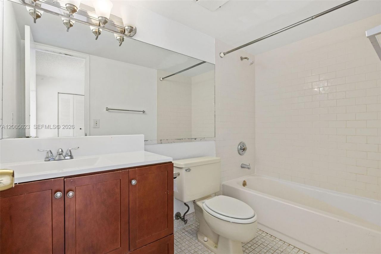 10050 NW 9th St Cir, Unit 203, Miami, FL 33172 Photo