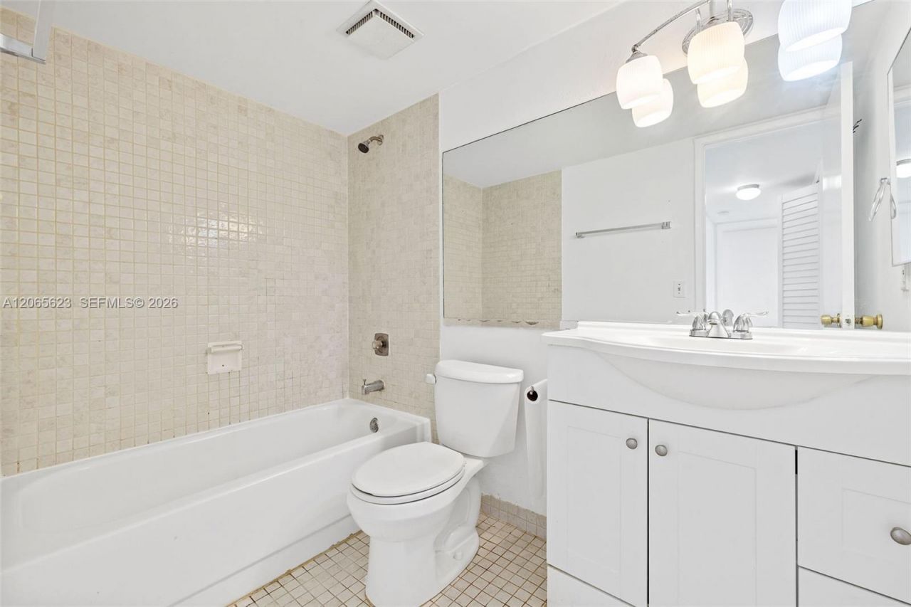 10050 NW 9th St Cir, Unit 203, Miami, FL 33172 Photo