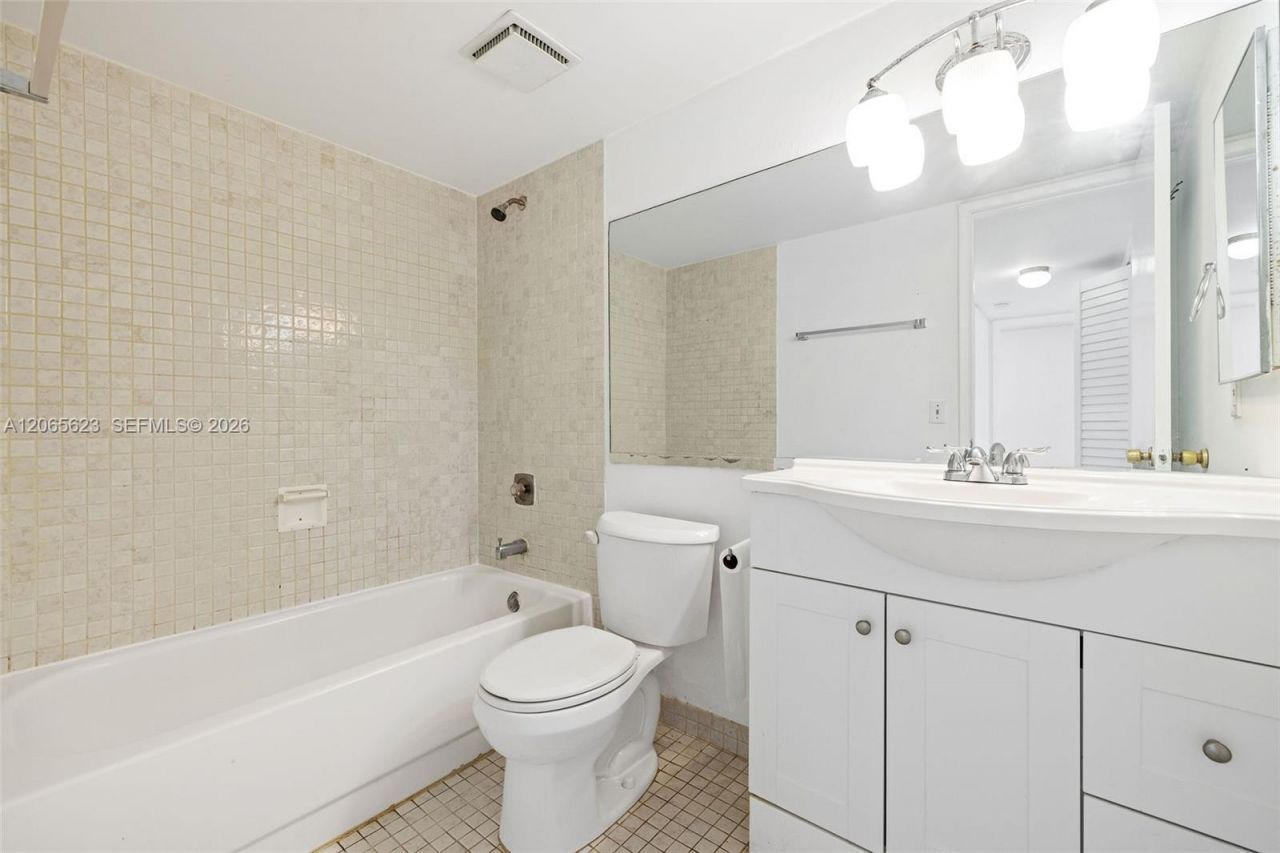 10050 NW 9th St Cir, Unit 203, Miami, FL 33172 Photo