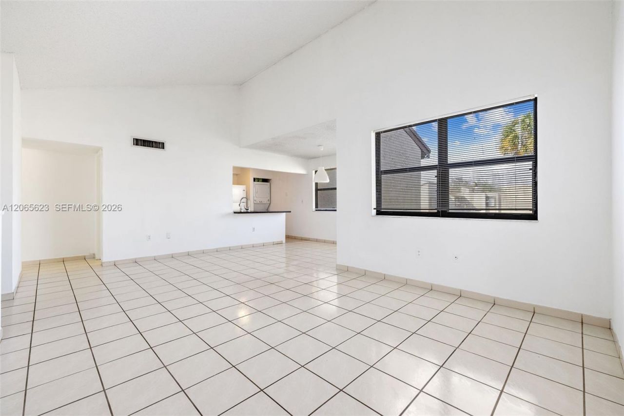 10050 NW 9th St Cir, Unit 203, Miami, FL 33172 Photo