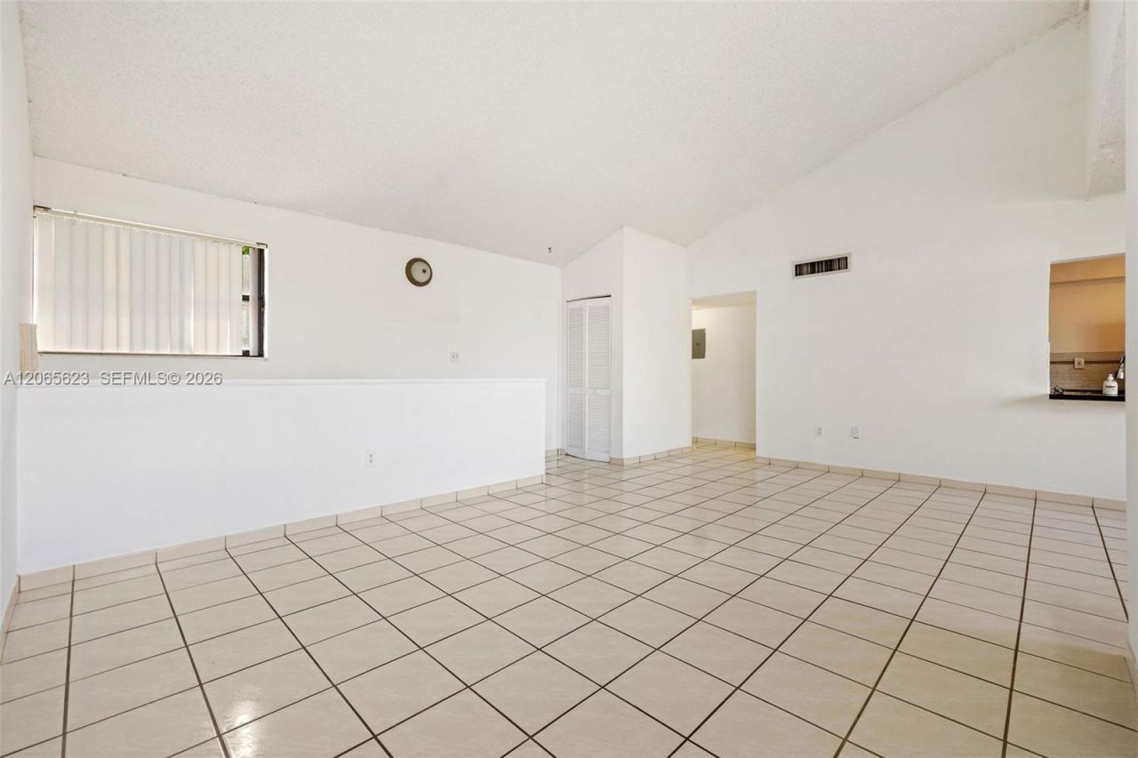 10050 NW 9th St Cir, Unit 203, Miami, FL 33172 Photo