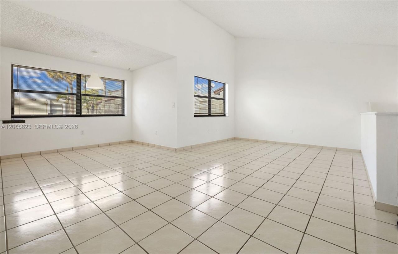 10050 NW 9th St Cir, Unit 203, Miami, FL 33172 Photo