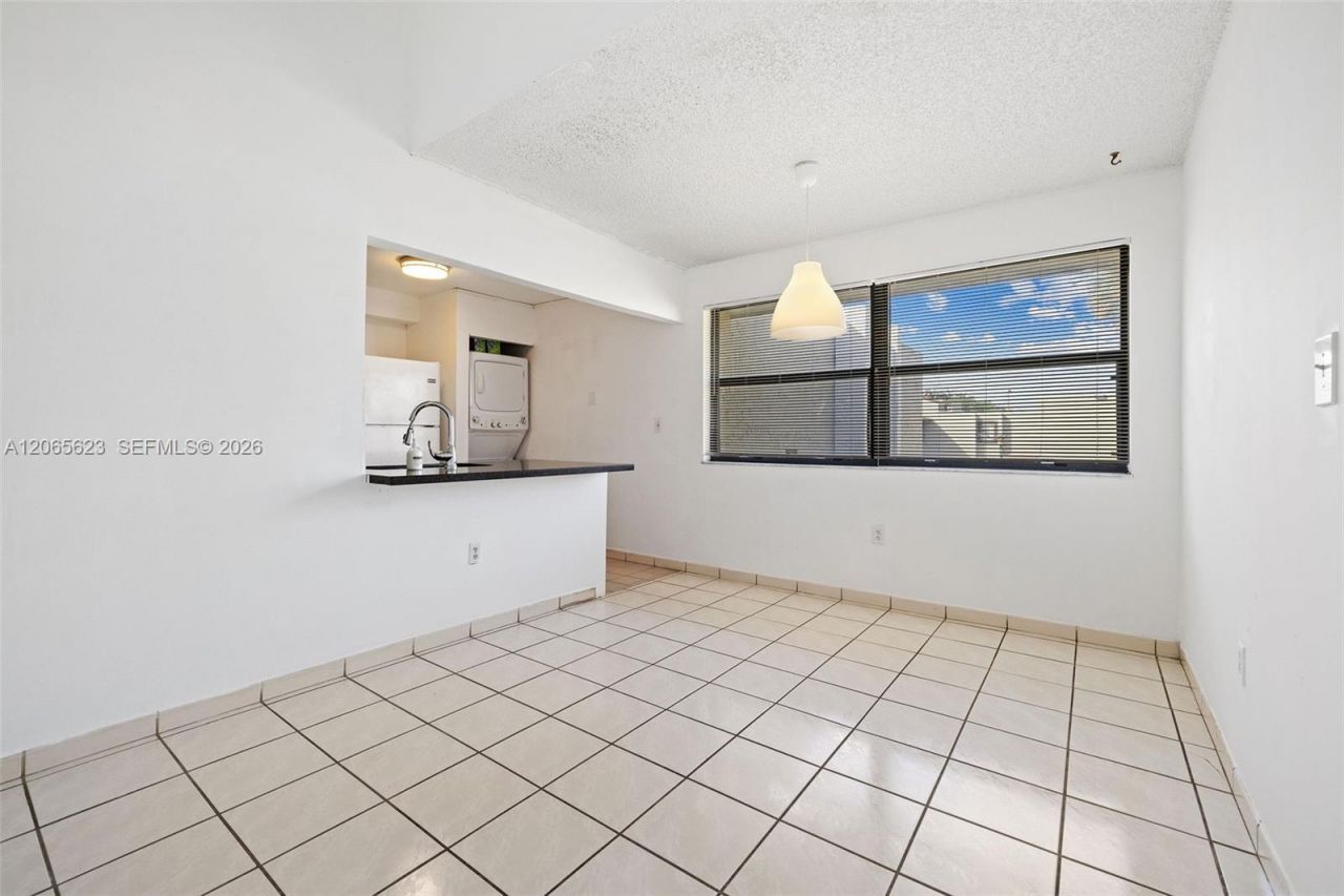 10050 NW 9th St Cir, Unit 203, Miami, FL 33172 Photo