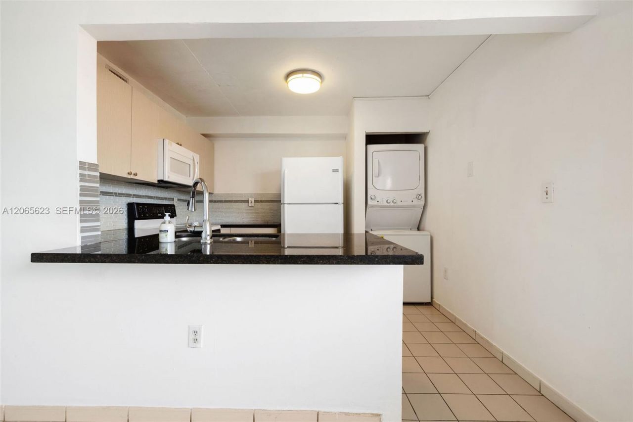 10050 NW 9th St Cir, Unit 203, Miami, FL 33172 Photo
