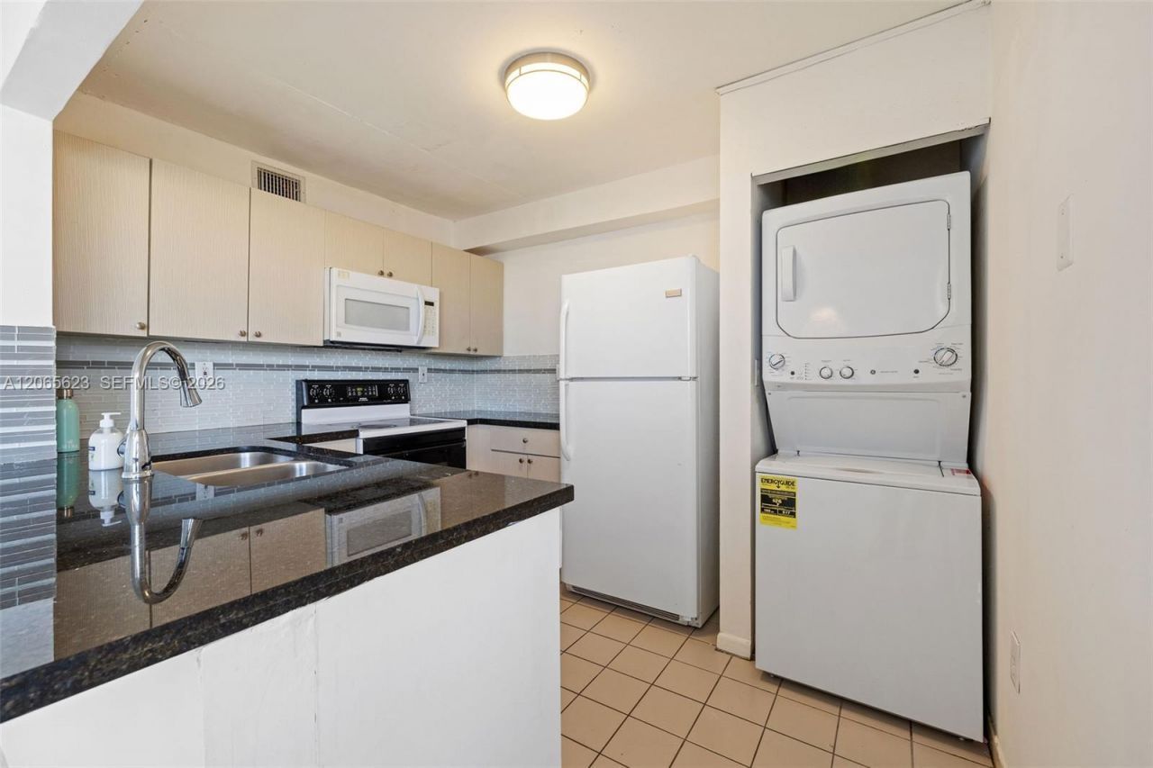 10050 NW 9th St Cir, Unit 203, Miami, FL 33172 Photo