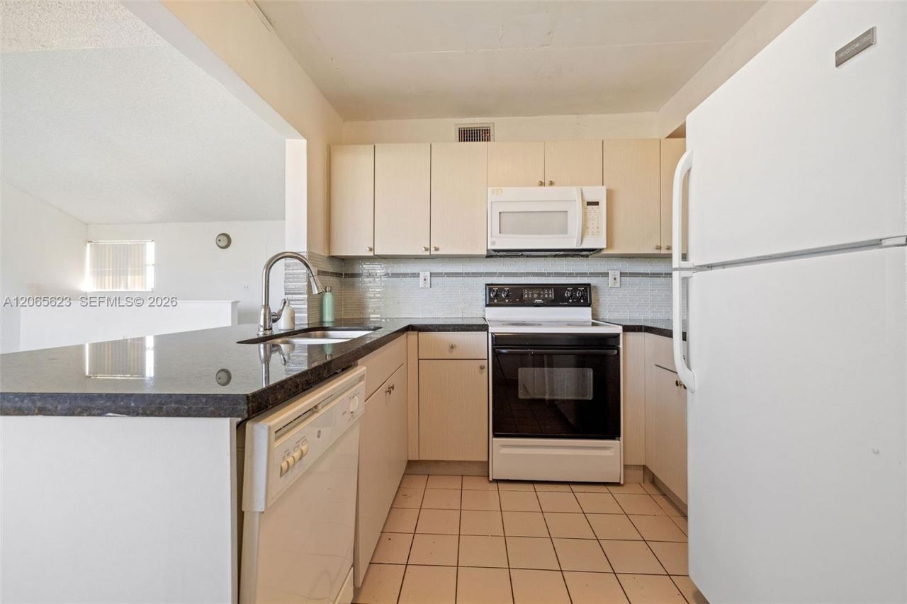 10050 NW 9th St Cir, Unit 203, Miami, FL 33172 Photo