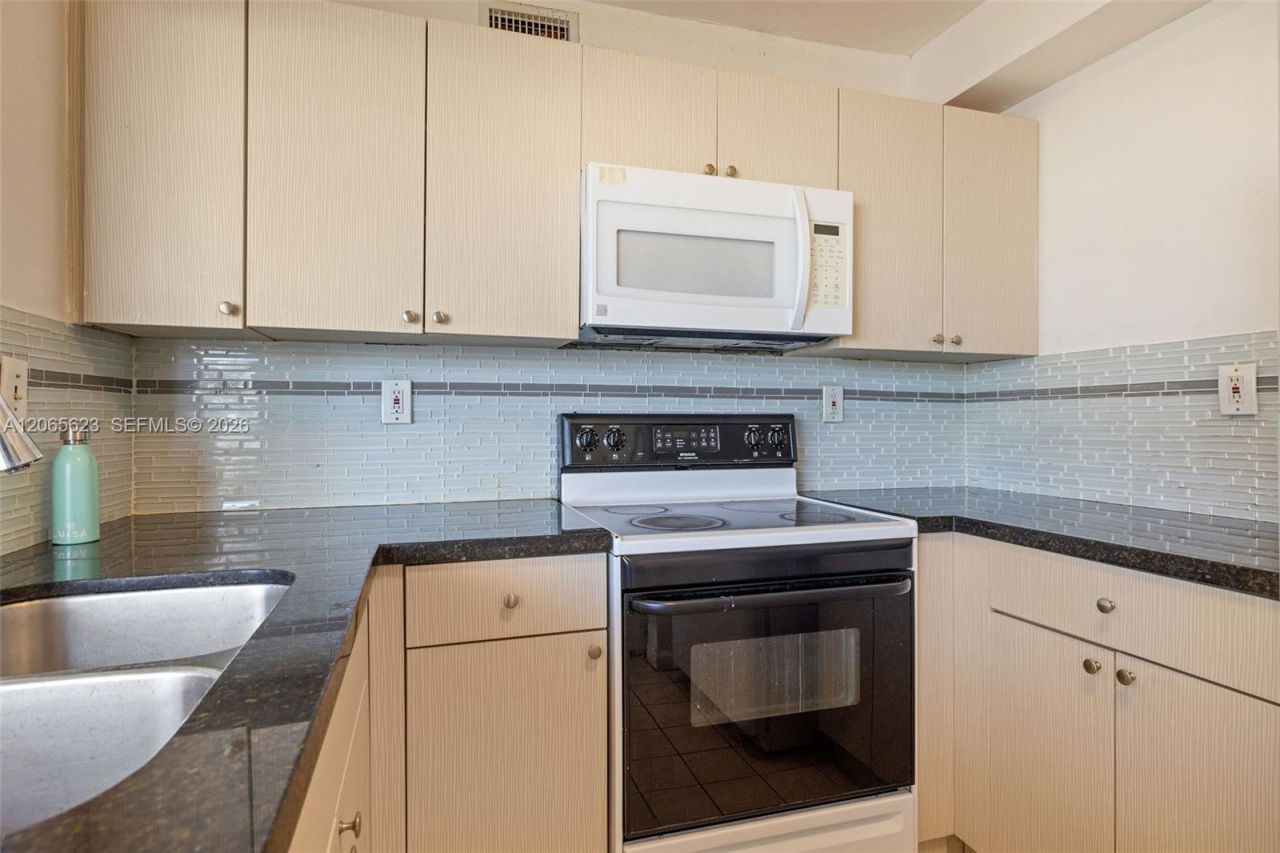 10050 NW 9th St Cir, Unit 203, Miami, FL 33172 Photo