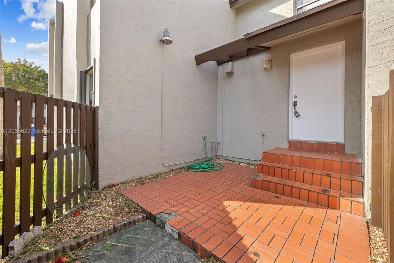 10050 NW 9th St Cir, Unit 203, Miami, FL 33172 Photo
