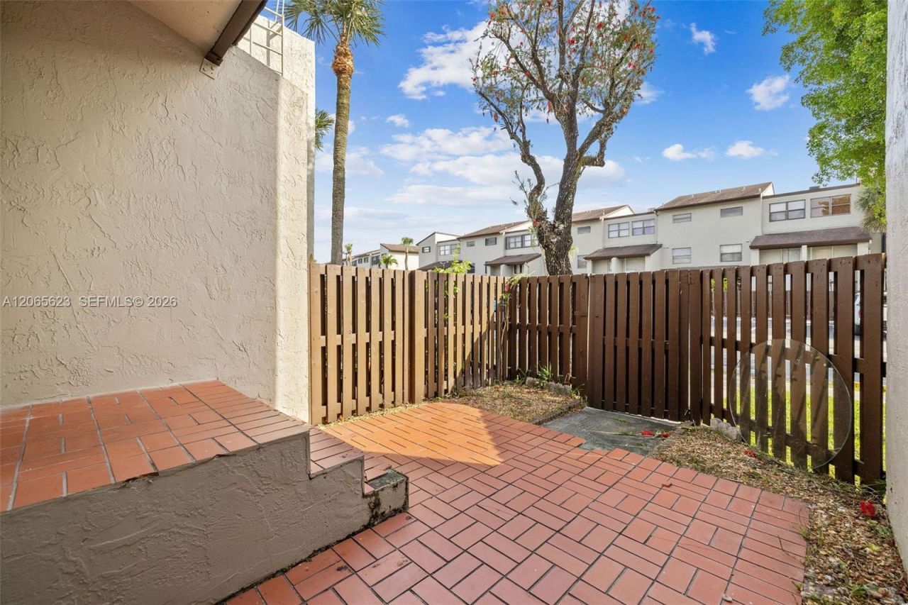 10050 NW 9th St Cir, Unit 203, Miami, FL 33172 Photo