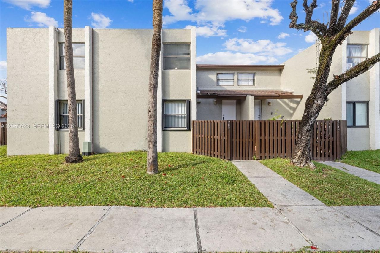 10050 NW 9th St Cir, Unit 203, Miami, FL 33172 Photo
