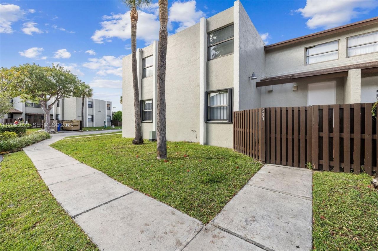 10050 NW 9th St Cir, Unit 203, Miami, FL 33172 Photo