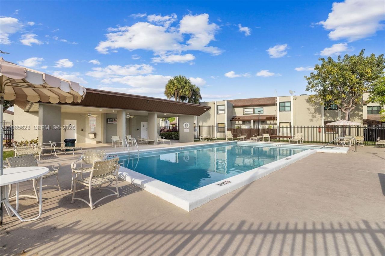 10050 NW 9th St Cir, Unit 203, Miami, FL 33172 Photo