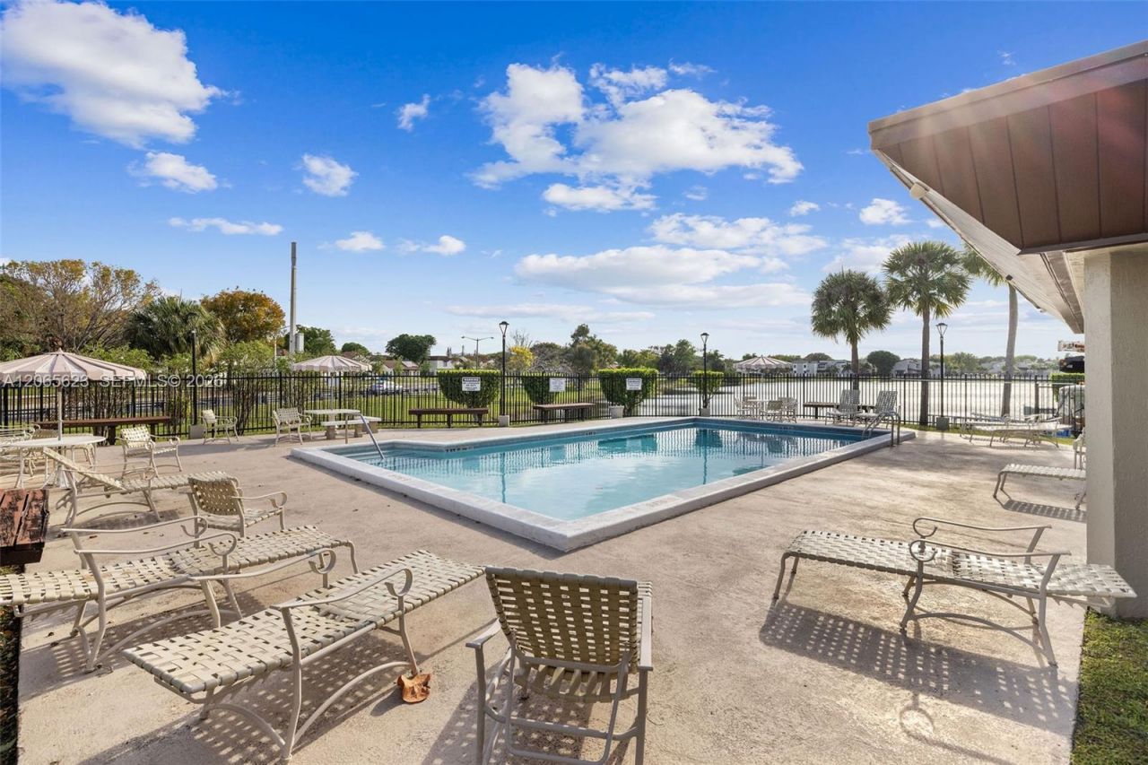 10050 NW 9th St Cir, Unit 203, Miami, FL 33172 Photo