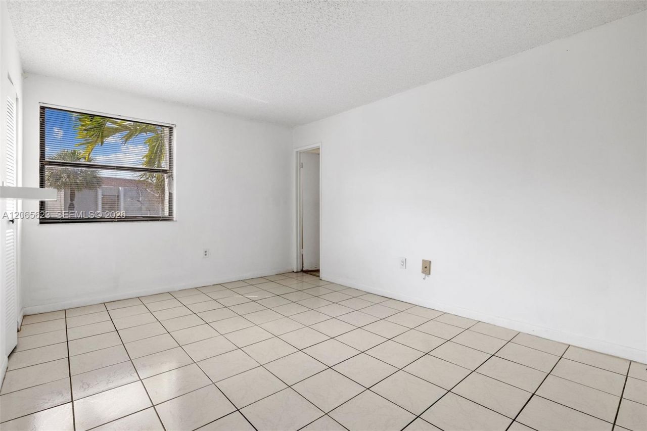 10050 NW 9th St Cir, Unit 203, Miami, FL 33172 Photo