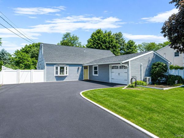 457 Peconic Street , Ronkonkoma, NY 11779