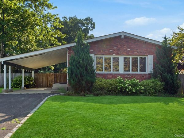 29 Penn Drive , Smithtown, NY 11787
