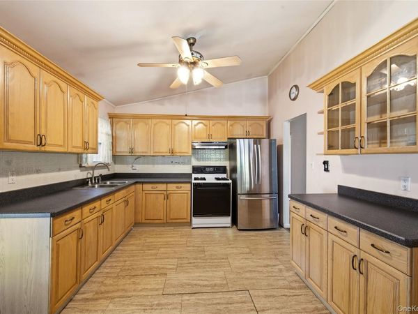 29 Penn Drive , Smithtown, NY 11787