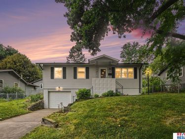 8919 Valley Street, Omaha, NE 68124