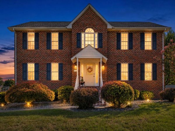 122 Yorktown RD , Troutville, VA 24175