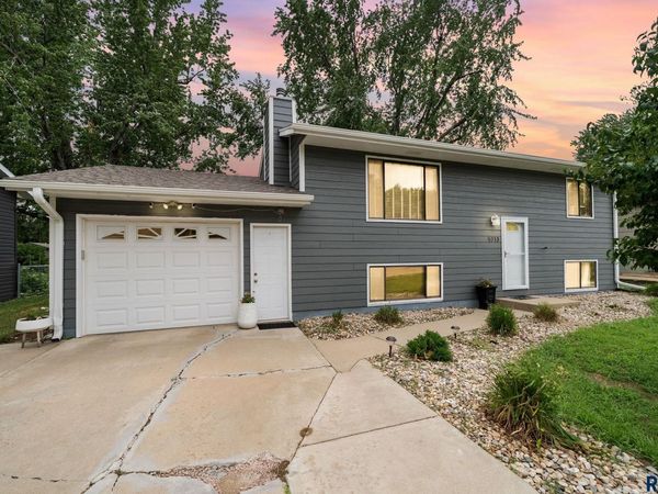 5713 W 49th St, Sioux Falls, SD 57106