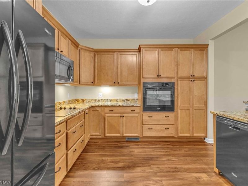 574 Hyannis Port Circle, Avon Lake, OH 44012 Photo 11