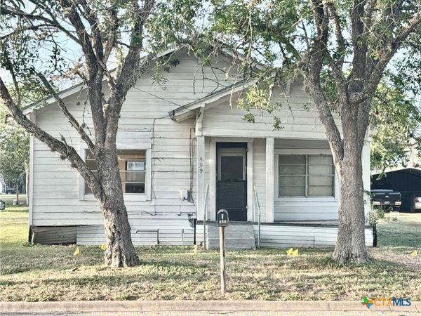 409 W Morris Street , Yoakum, TX 77995