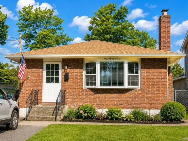 189 N Railroad Avenue , Babylon, NY 11702