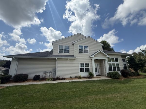 33 S Barton Trail , Batavia, IL 60510