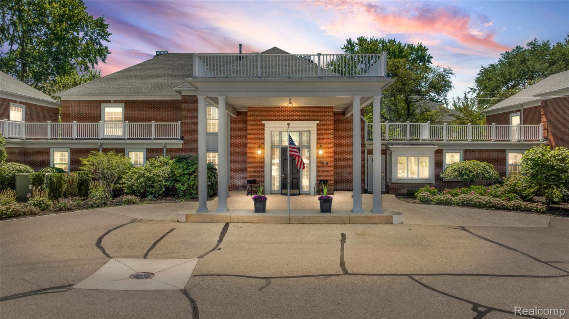 17111 E Jefferson Avenue, Unit 10, Grosse Pointe, Mi 48230 Main Photo