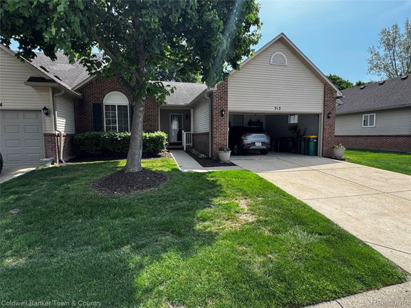 312 Redmaple Lane, Unit 30, Brighton, Mi 48116