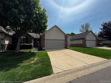 312 Redmaple Lane, Unit 30, Brighton, Mi 48116
