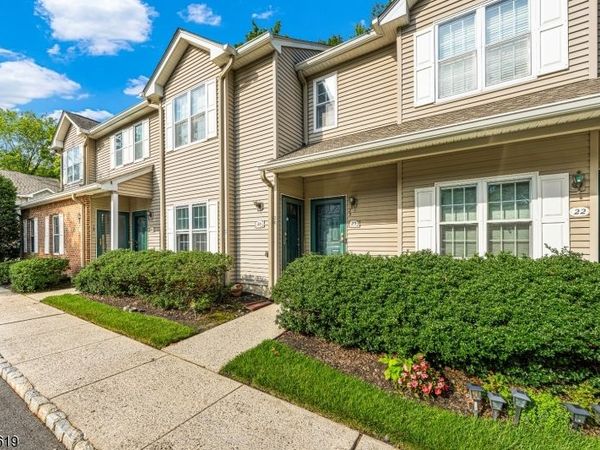 20 Mulford Ct, Roseland, NJ 07068