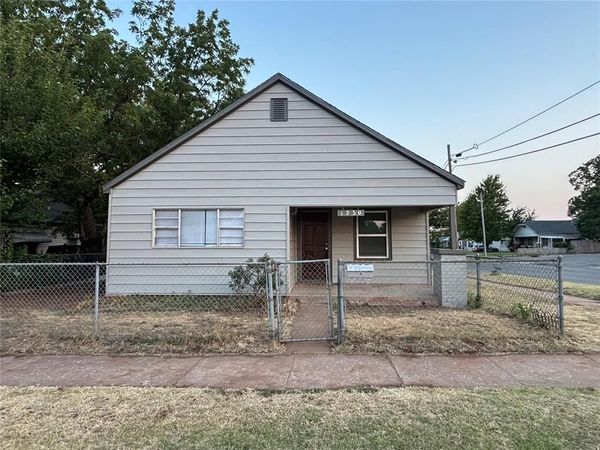 1230 W Modelle Avenue, Clinton, OK 73601