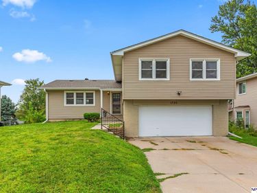 1720 N 106 Street, Omaha, NE 68114