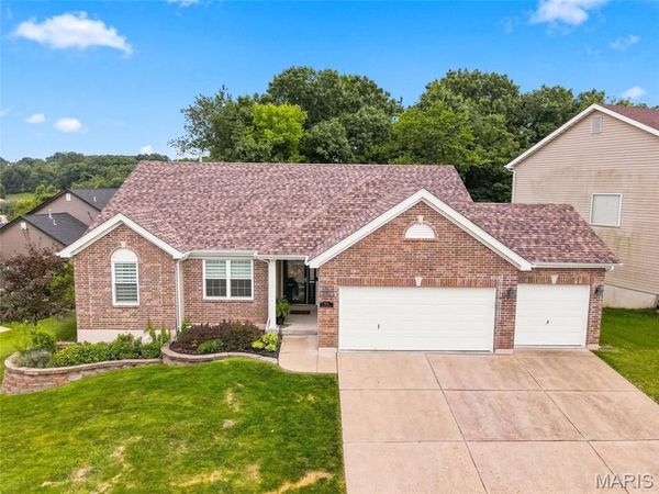 8014 Pinetop Drive, St Louis, MO 63129