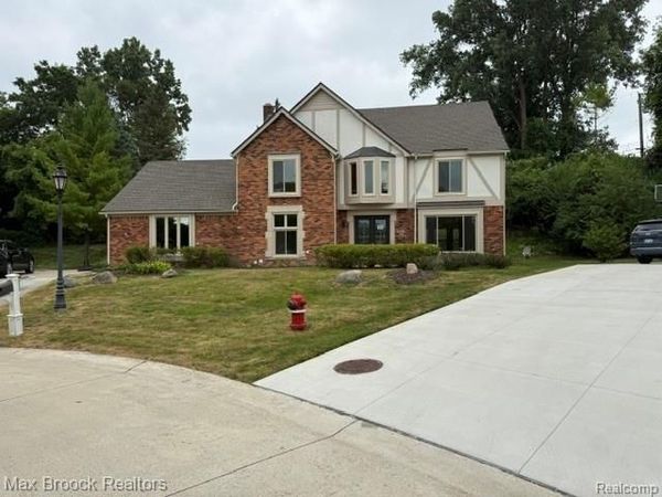 650 Deerfield Court , Rochester Hills, Mi 48309