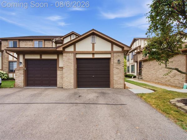 968 Country Club Drive, Unit 4, St Clair Shores, Mi 48082