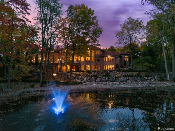 255 CAMELOT Way , Oakland Township, Mi 48306