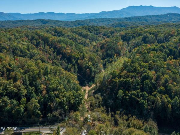 1876 Upper Middle Creek Rd , Sevierville, TN 37876